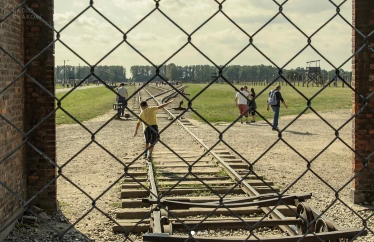 Turyści robią sobie niestosowne zdjęcia w Auschwitz. Władze Muzeum apelują