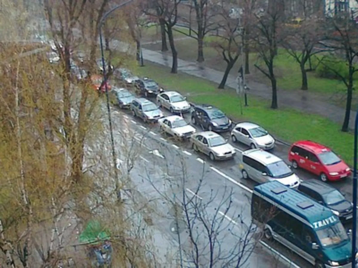 Deszcz, korki i kolizje. Piątkowe godziny szczytu