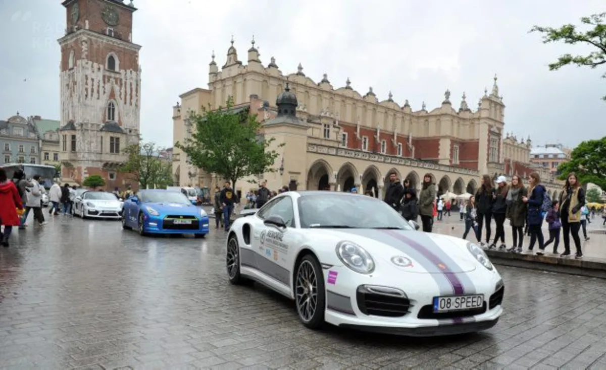Polscy siatkarze przyjechali na Rynek Główny luksusowymi samochodami