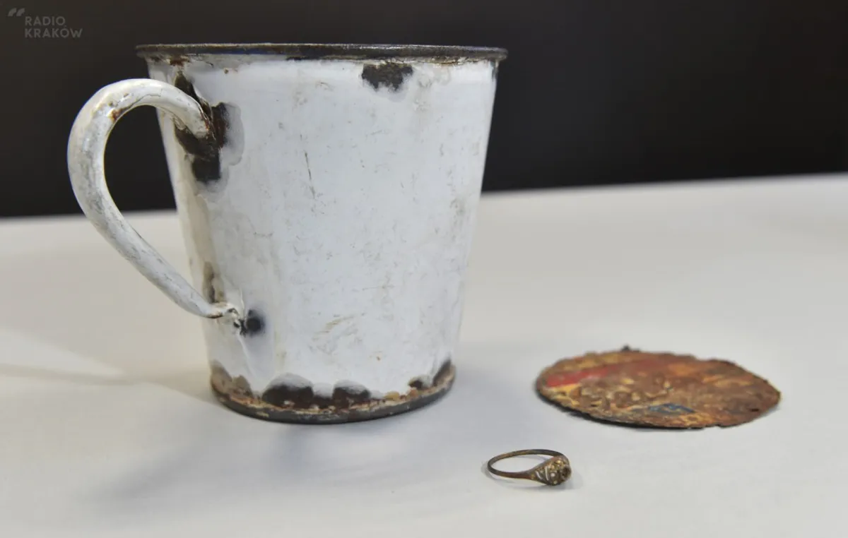 Biżuteria ofiary Auschwitz w podwójnym dnie kubka