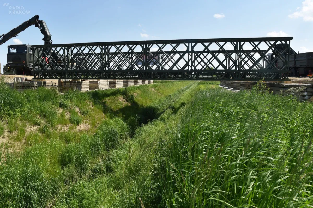 Powstają mosty na Polach Miłosierdzia w Brzegach