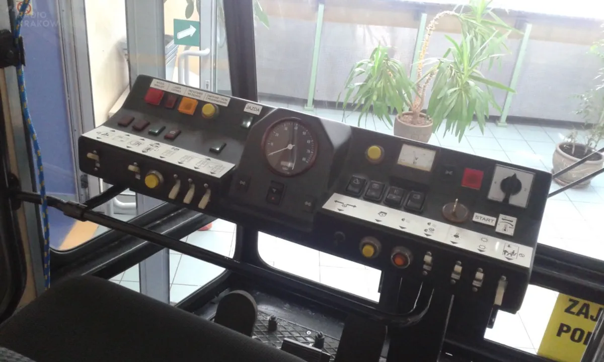 W siedzibie krakowskiego MPK stanął fragment tramwaju typu 105