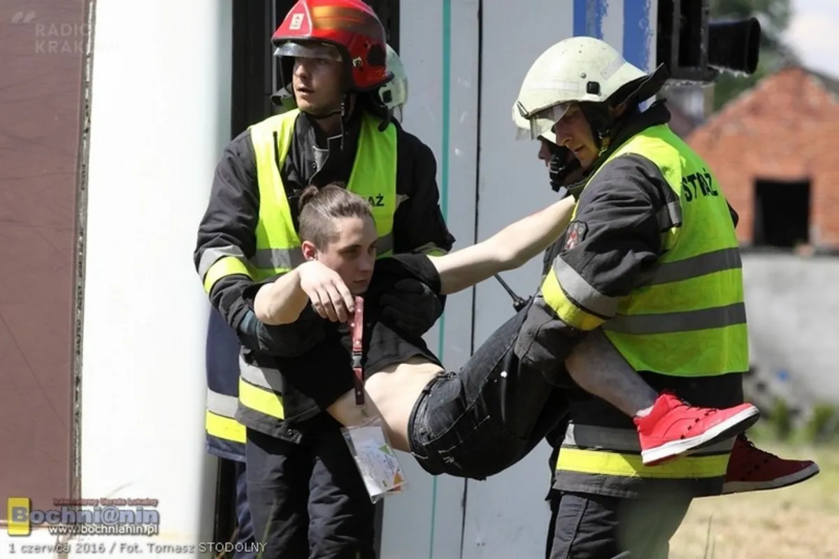 Uciekający po zamachu terroryści zderzyli się z autokarem, którym podróżowały dzieci