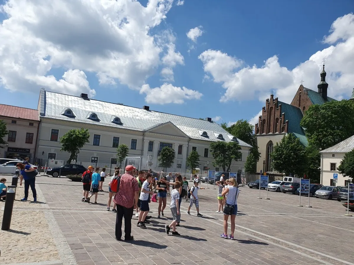 Mieszkańcy Olkusza szukają ochłody przy kurtynach wodnych