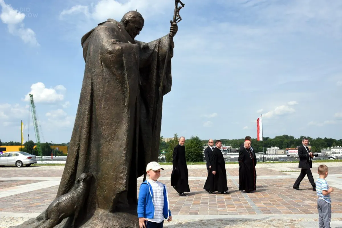 Kard. Dziwisz poświęcił pomnik św. Jana Pawła II w Łagiewnikach 
