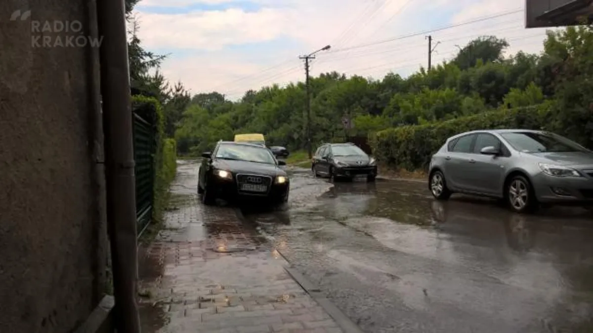 Prognozy IMGW się sprawdziły w Chrzanowie. Główna ulica zamieniła się w rzekę