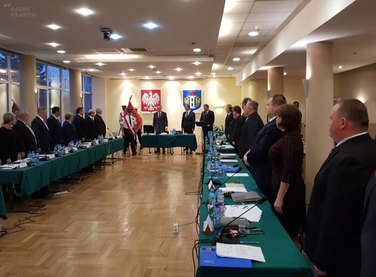 Radny z Oświęcimia, który usłyszał zarzut znęcania się nad żoną, złożył mandat
