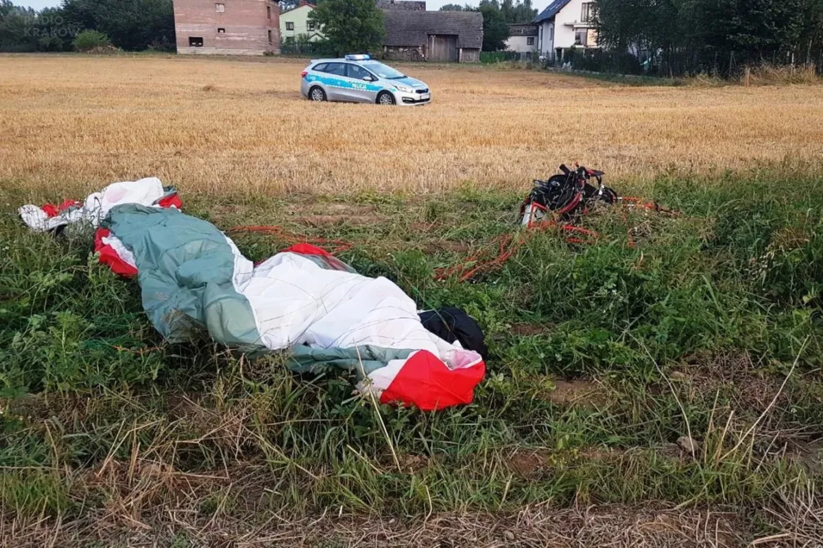 Motoparalotniarz spadł w Skidziniu. Trafił do szpitala