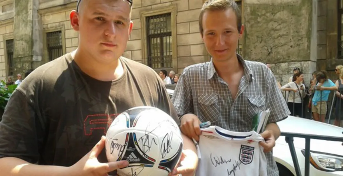 Łowcy autografów czyhają na Anglików w Krakowie