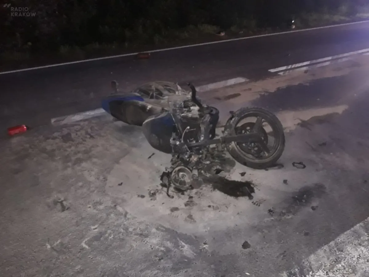 Motocyklista trafił do szpitala po zderzeniu z ciężarówką na dk 44