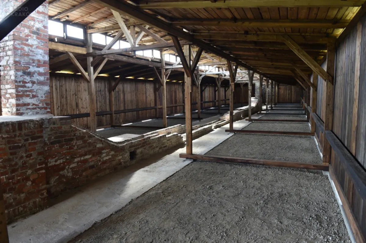 Dobiegła końca konserwacja drewnianego baraku w byłym obozie Birkenau