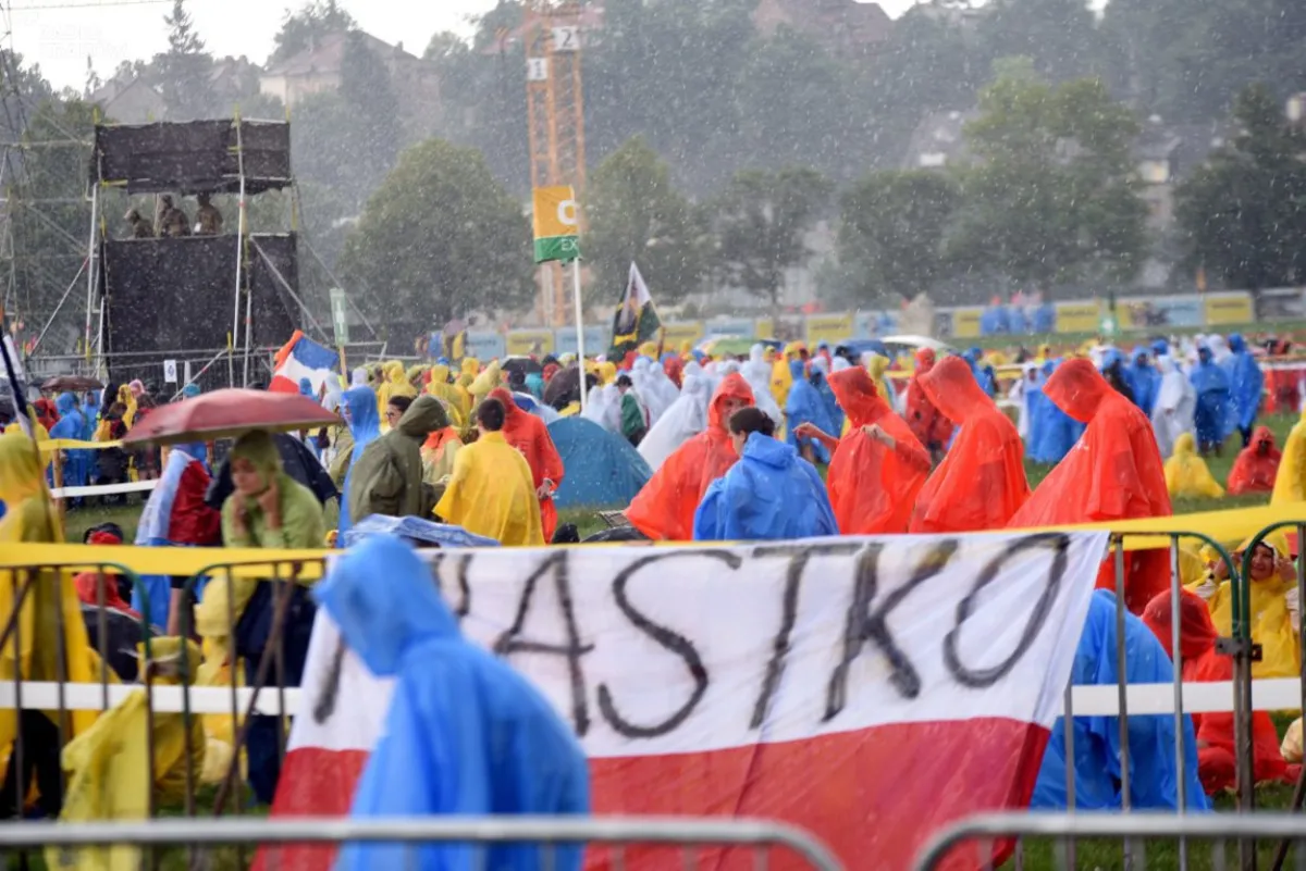Burza nad Błoniami tuż przed mszą na otwarcie Światowych Dni Młodzieży