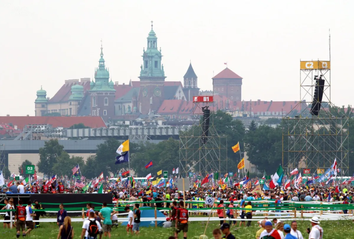 Pielgrzymi zbierają się na krakowskich Błoniach