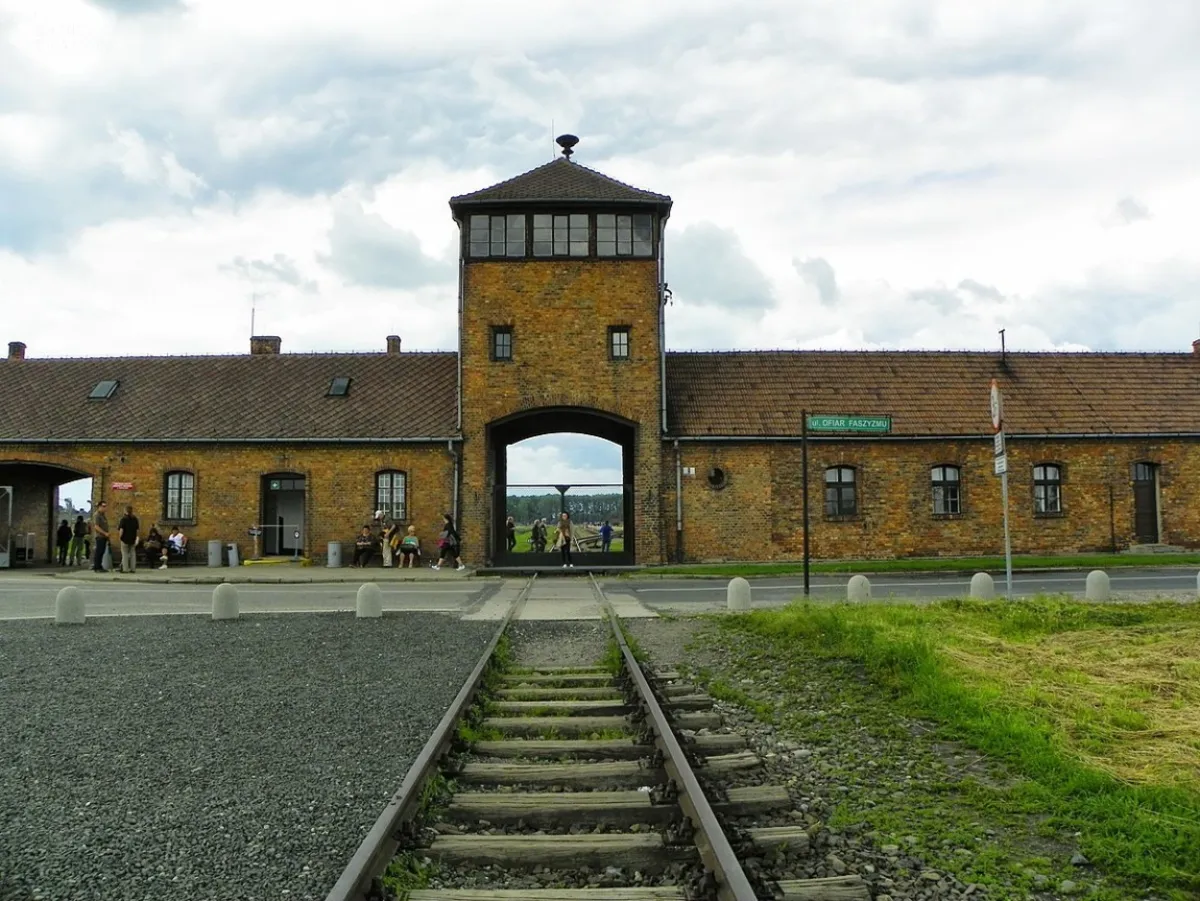 Kłopoty z dokończeniem drogi odsuwającej ruch od bramy w byłym niemieckimo obozie Auschwitz II-Birkenau