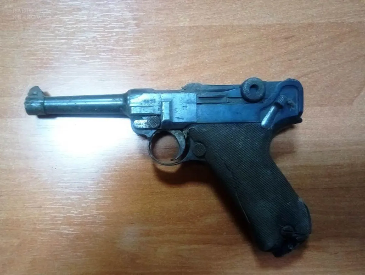 Stary niemiecki pistolet ukryty w ścianie budynku