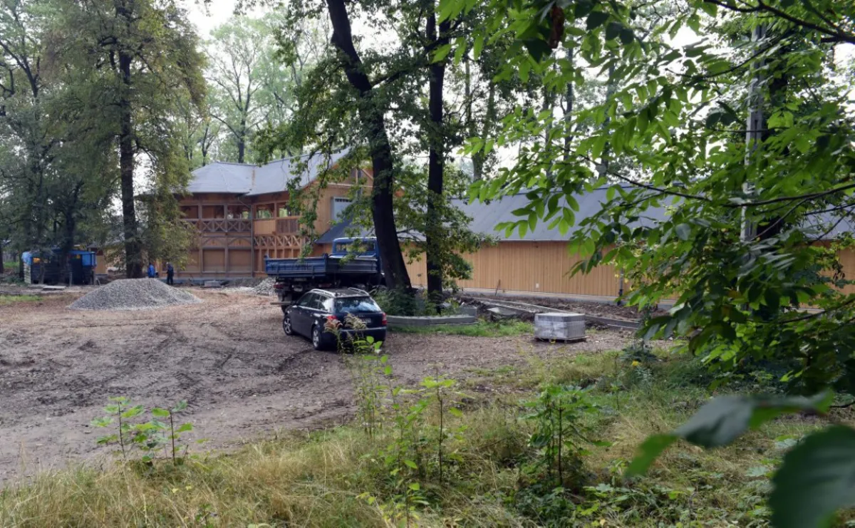 Trwają prace wewnątrz zabytkowej strzelnicy na Woli Justowskiej w Krakowie