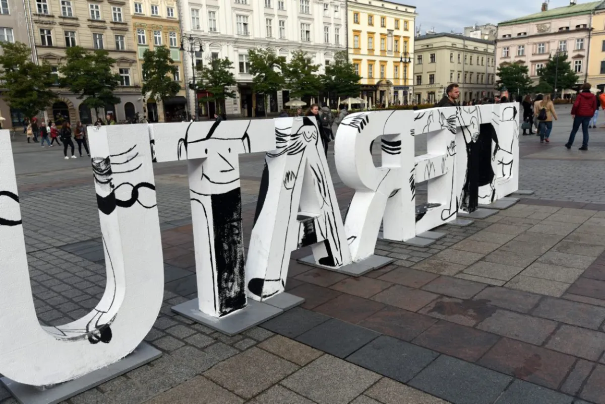 Na Rynek Główny powróciły literki tworzące napis Kraków Stolica Literatury UNESCO