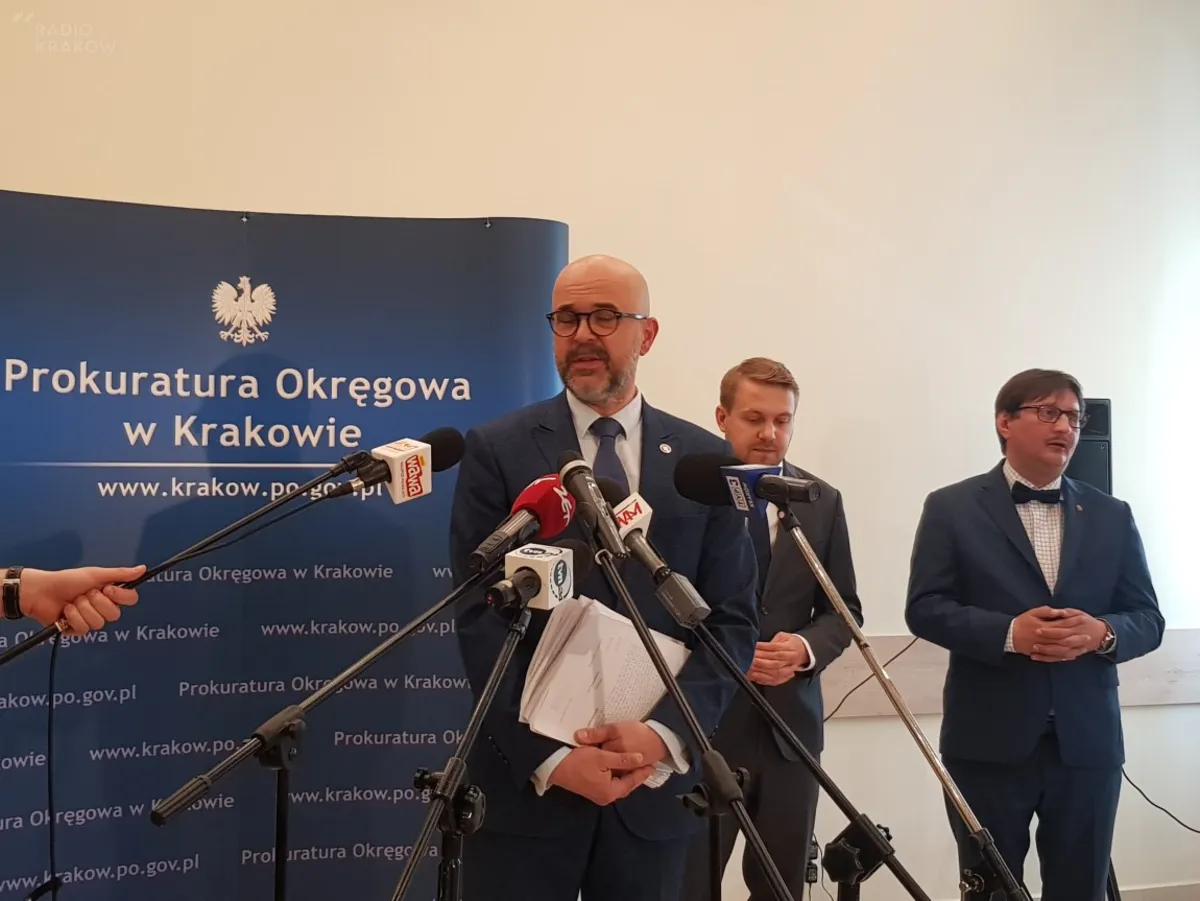 Zamiast utylizować niebezpieczne odpady, składowali je w magazynach. 41 osób na ławie oskarżonych
