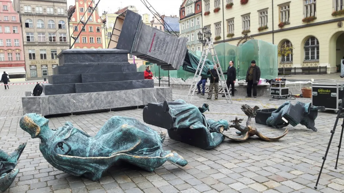 Pomnik Adama Mickiewicza z krakowskiego Rynku Głównego trafił na... Rynek we Wrocławiu