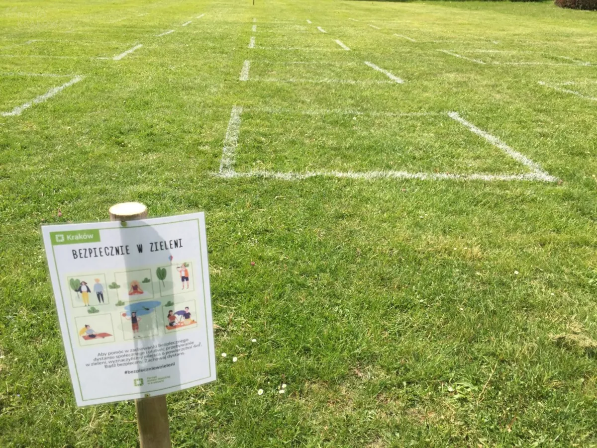 W krakowskich parkach wymalowano miejsca do odpoczynku