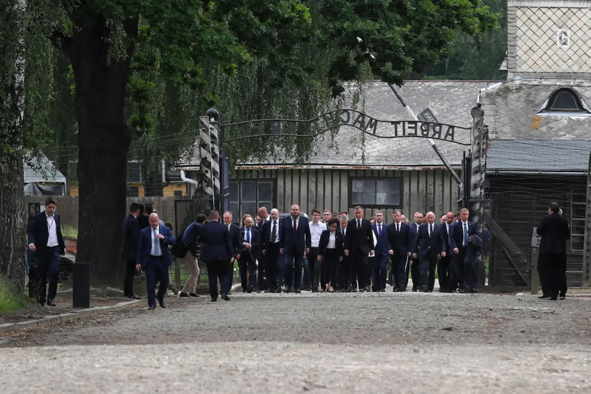Prezydent RP złożył kwiaty przed Ścianą Straceń w b. KL Auschwitz