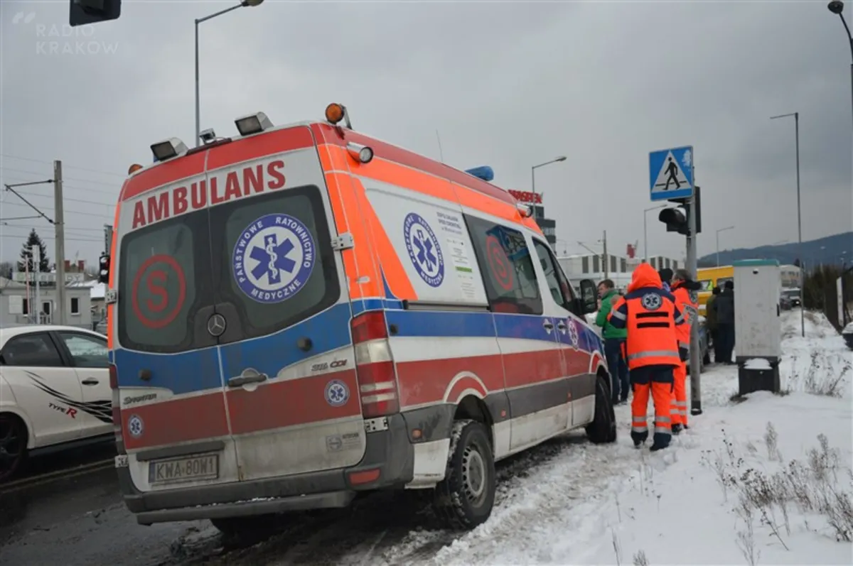 Ślisko na drogach! W Wadowicach karetka zderzyła się z samochodem osobowym