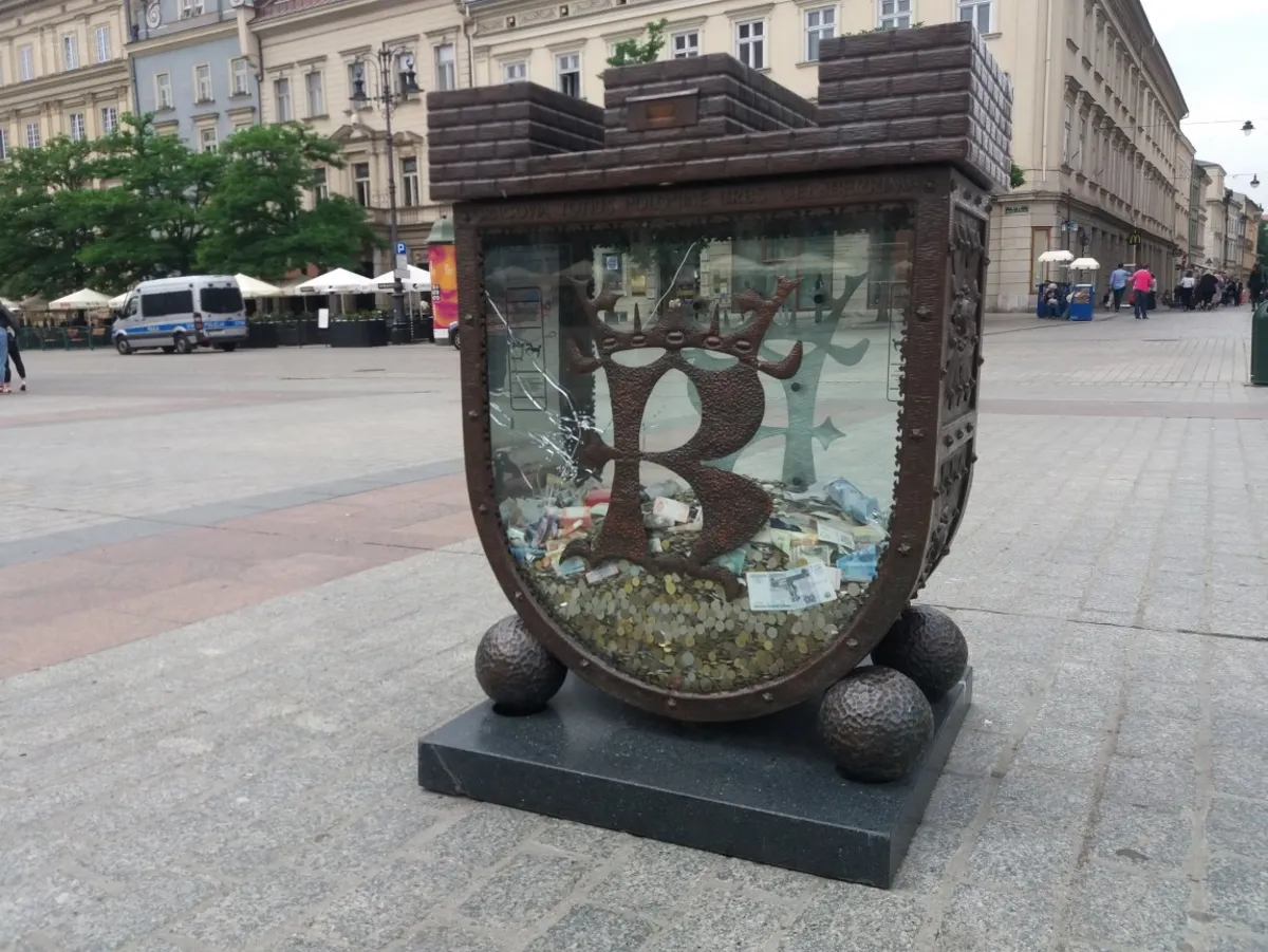 Skarbonka na Rynku Głównym znowu uszkodzona, zawartości nie skradziono