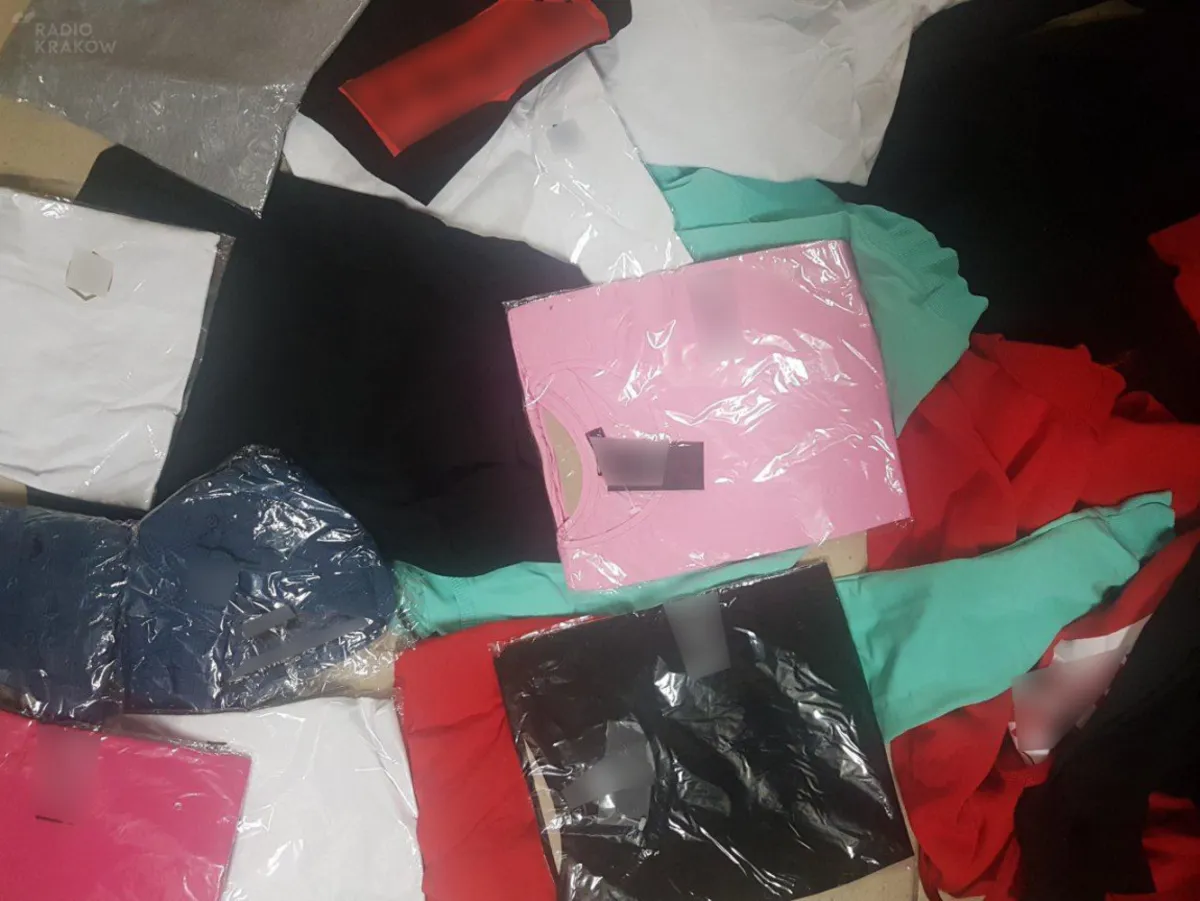 Krakowscy policjanci zatrzymali trzy kobiety handlujące podrobionymi ubraniami