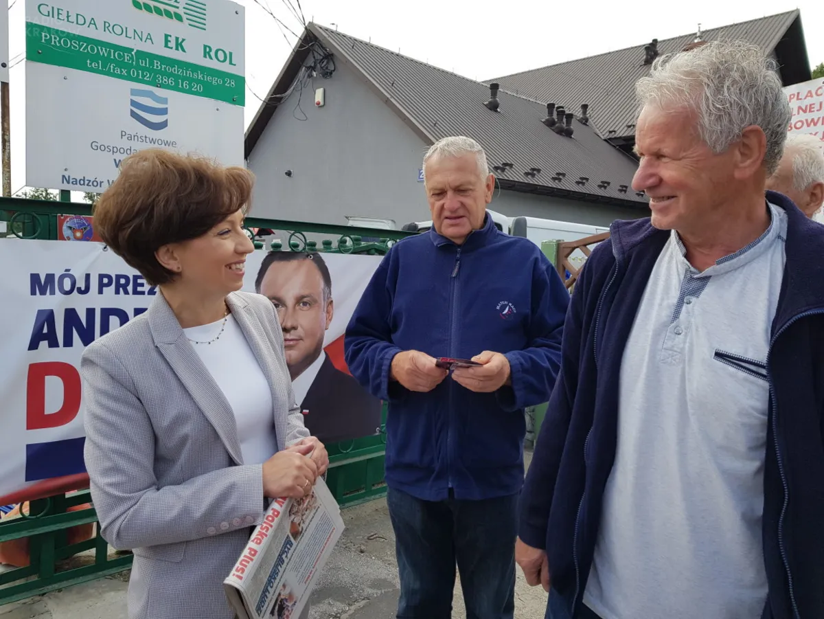 Minister Marlena Maląg namawia do głosowania na Adrzeja Dudę w Proszowicach
