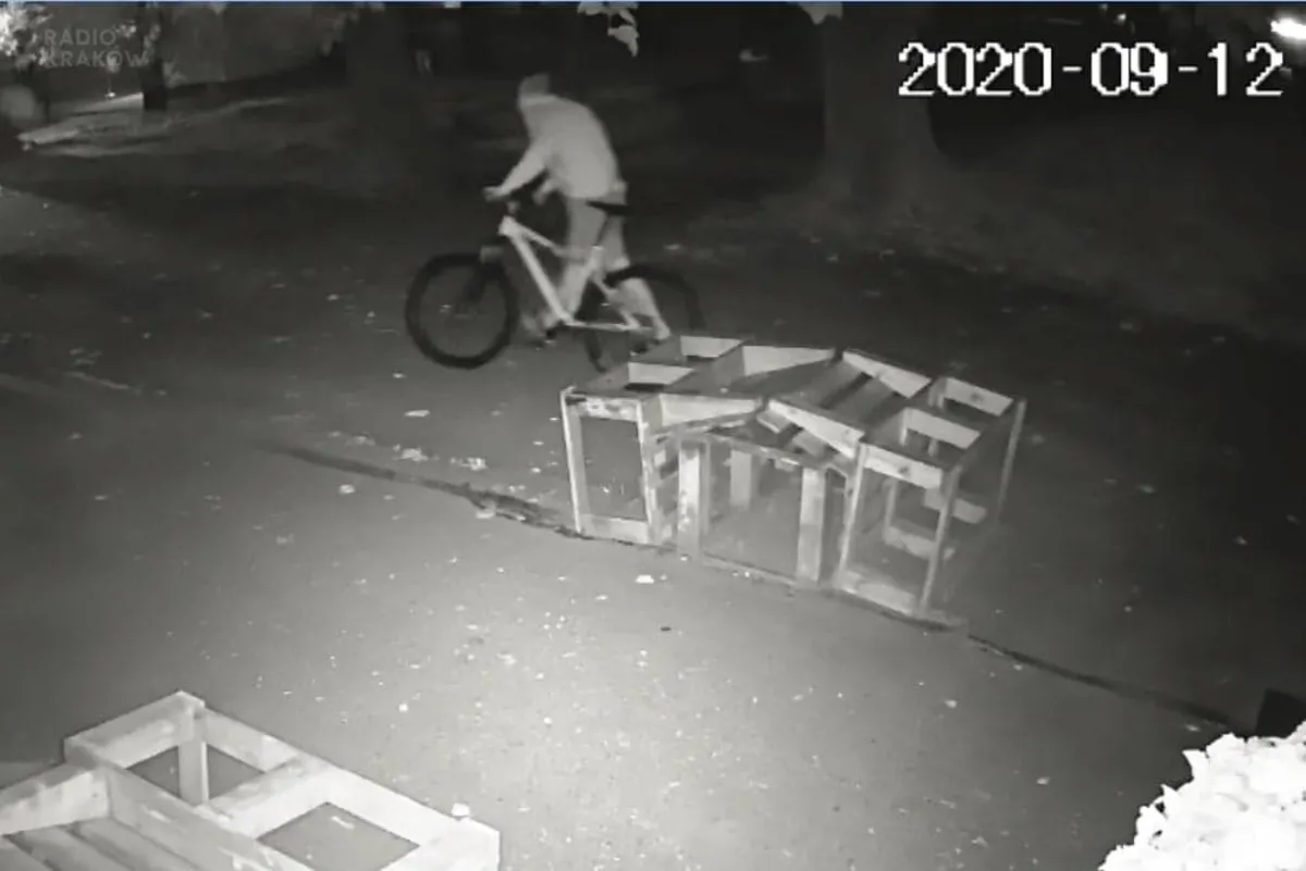 Brzeszcze. Policjanci poszukują sprawcy podpalenia lodziarni