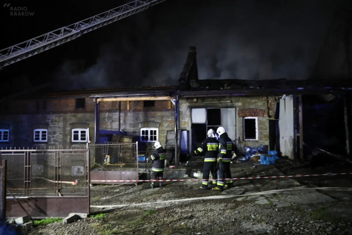 Strażacy dogaszają pogorzelisko po pożarze w Izdebniku