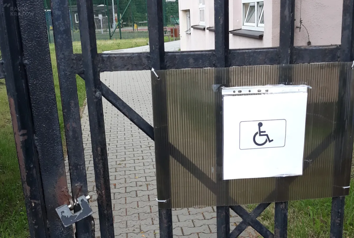 Problemy z głosowaniem niepełnosprawnych w jednej z komisji na krakowskim Ruczaju