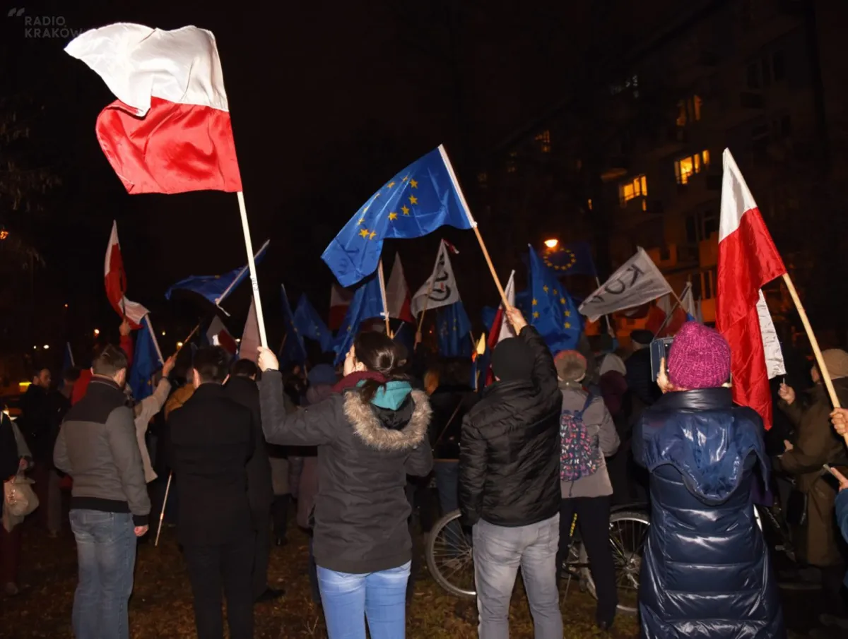 Nocne śpiewanie "Ody do radości" pod siedzibą PiS w Krakowie