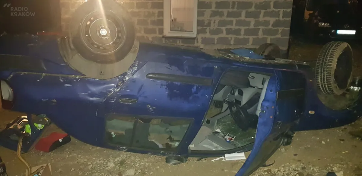 Pijany kierowca "dachował". Były z nim trzy małe córki