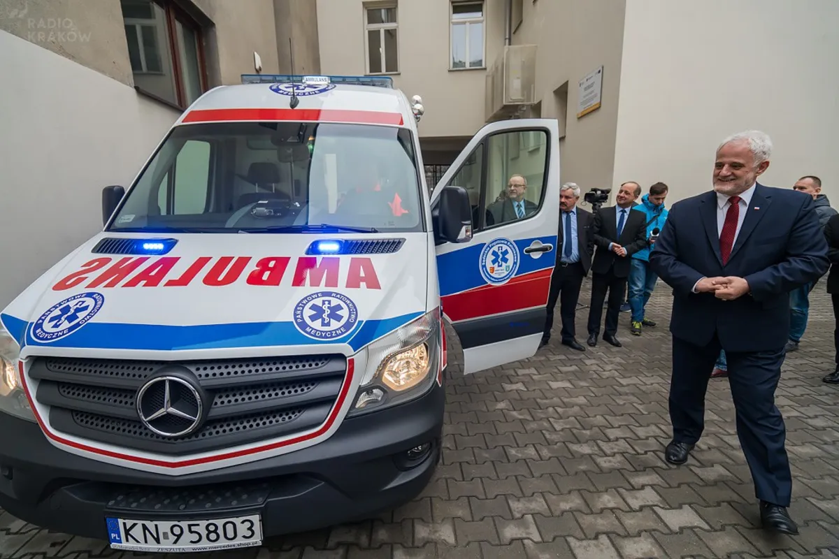Przekazanie nowej karetki dla sądeckiego pogotowia