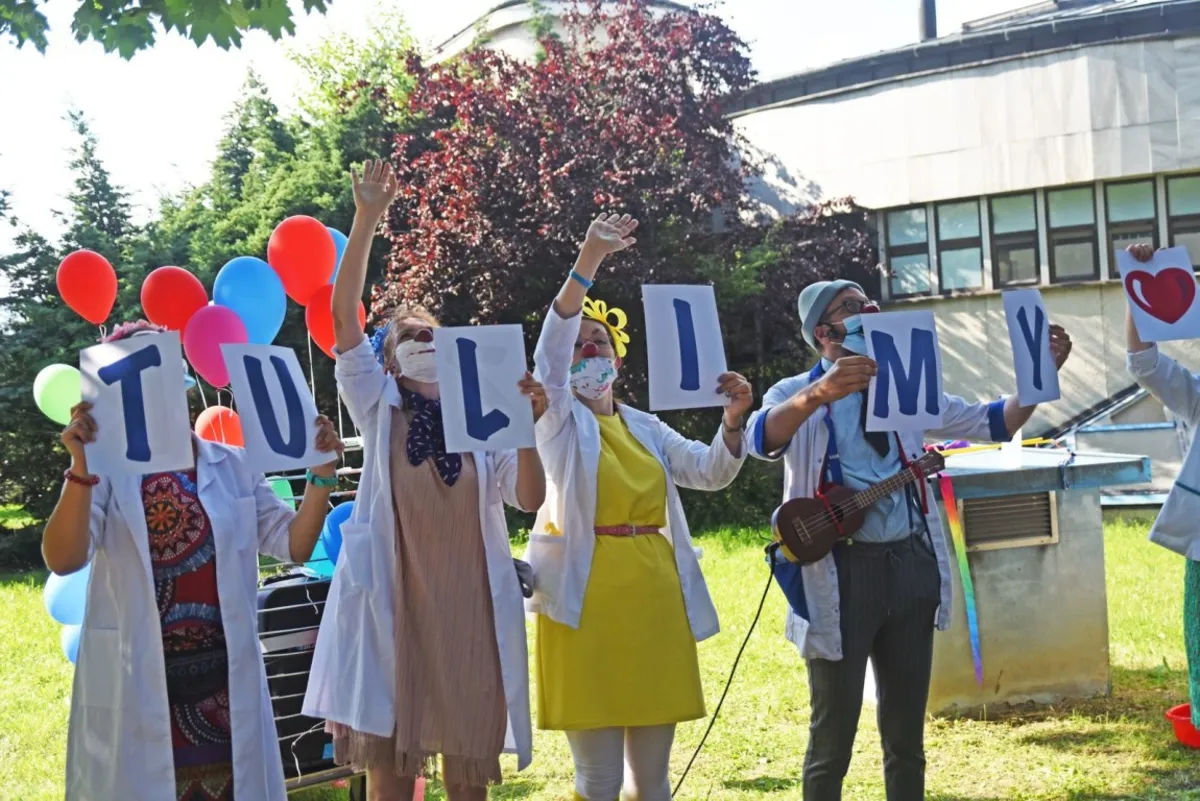 Kolorowy pochód klaunów przed szpitalem dziecięcym w Prokocimiu