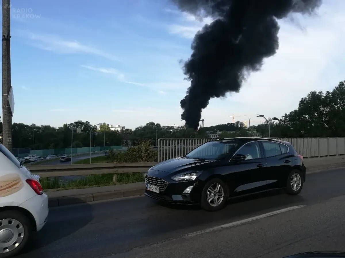 Kłęby dymu nad Krakowem. Płonął budynek w okolicach ul. Wadowickiej