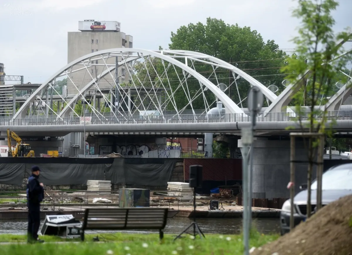 Stalowe przęsła starego mostu kolejowego będą wykorzystane w nowych lokalizacjach