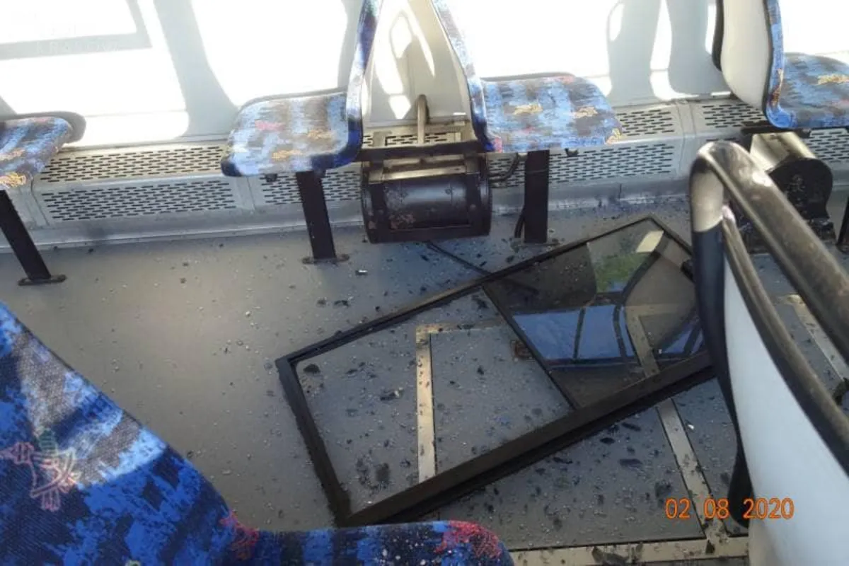 Nieznani sprawcy uszkodzili dwa tramwaje stojące w zajezdni  przy ul. Ujastek