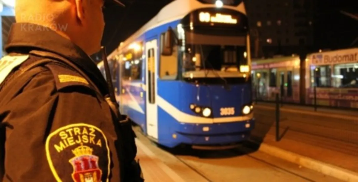 Straż Miejska w nocnych autobusach i tramwajach w Krakowie