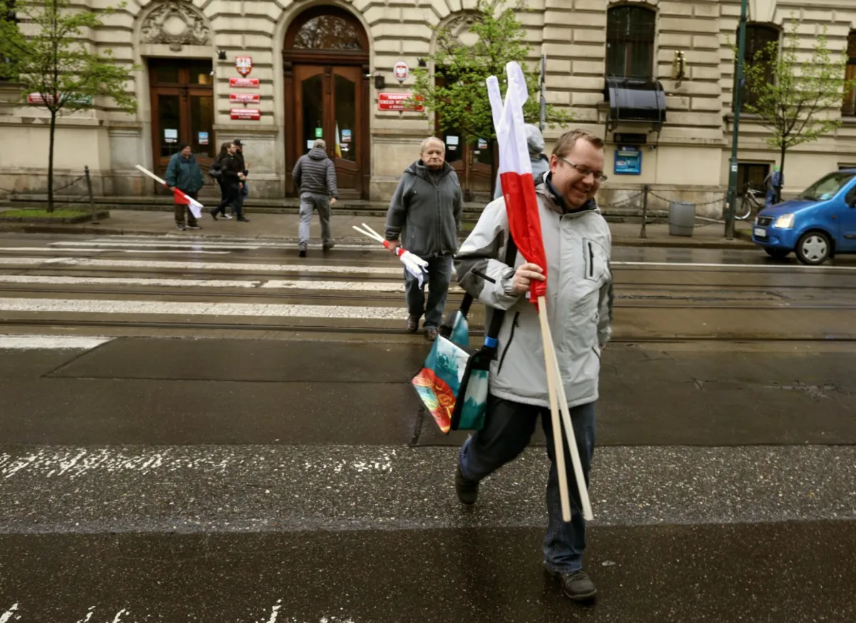 Akcja rozdawania flag w Krakowie