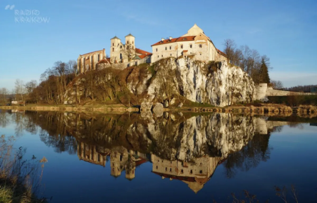 Półnagi mężczyzna tańczył na ołtarzu w kościele w Tyńcu