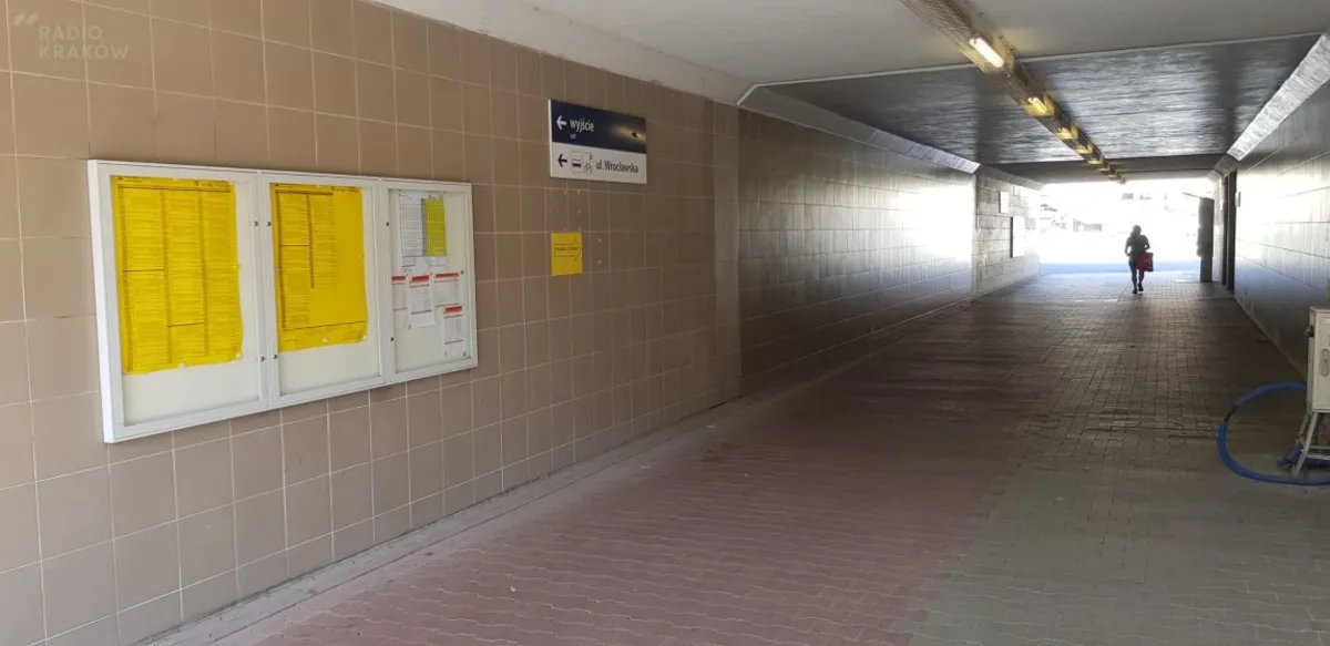 Tablica z rozkładem jazdy PKP zawisła nad... ścieżką rowerową