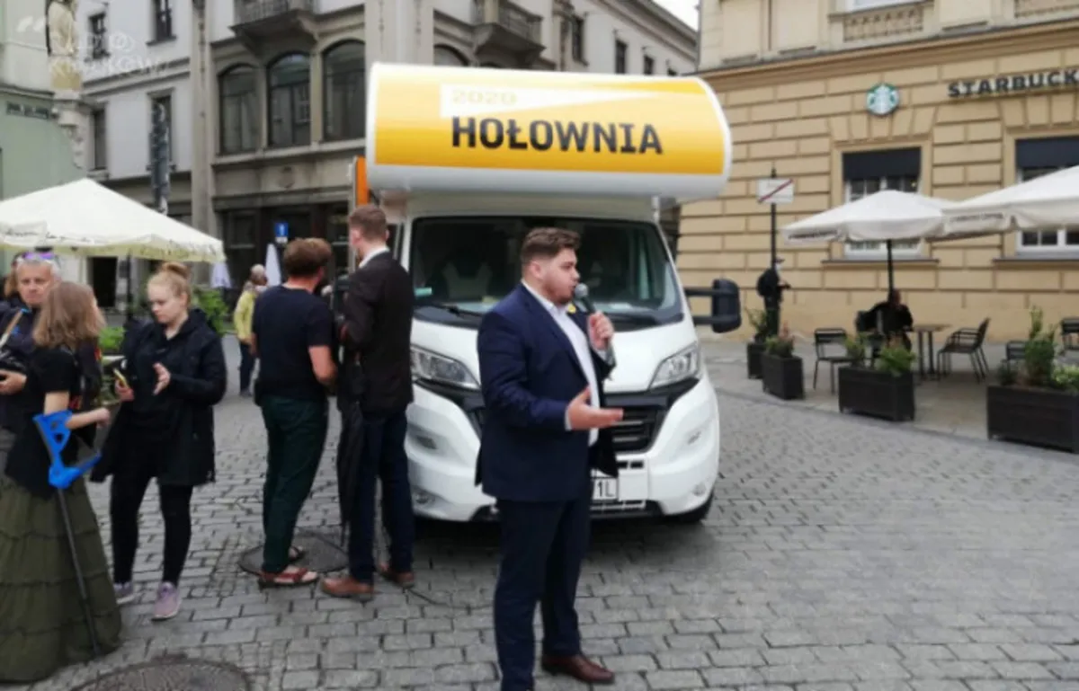 Mandat dla kierowcy kampera Hołowni za nielegalny wjazd na Rynek Główny