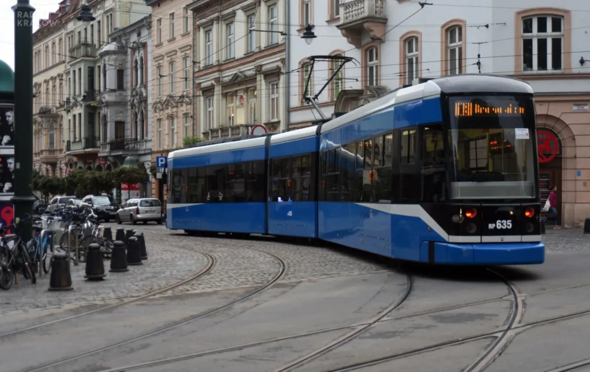 Drzwi autobusów i tramwajów w Krakowie znowu będą się otwierać automatycznie