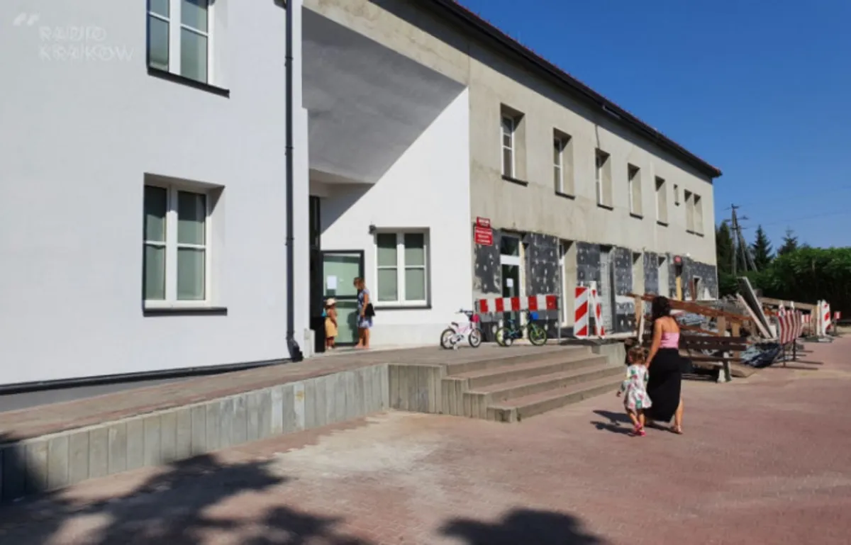 II tura wyborów w Czernichowie. Urzędnicy namawiają do zabrania długopisu i rękawiczek