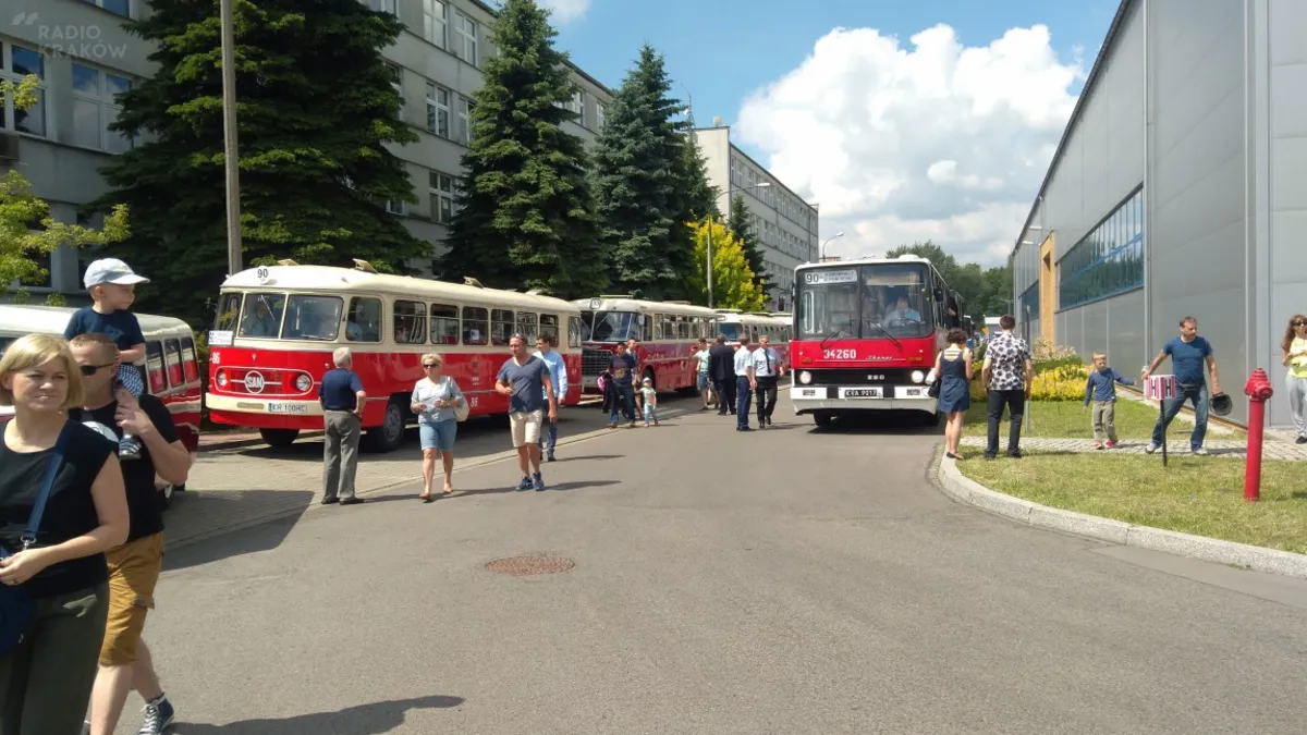 Parada z okazji 90-lecia komunikacji autobusowej w Krakowie