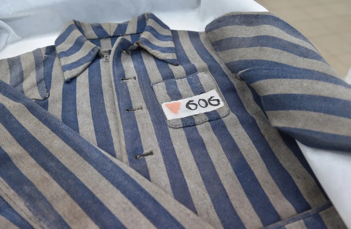 Odzież więźniów byłego niemieckiego nazistowskiego obozu koncentracyjnego Auschwitz
