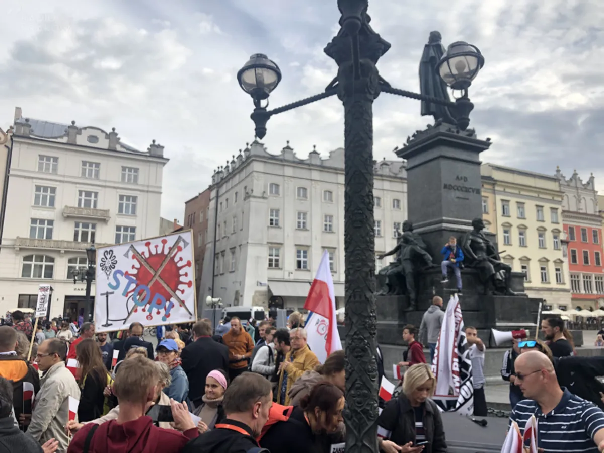 Kraków: protest przeciwko rządowym obostrzeniom na Rynku Głównym