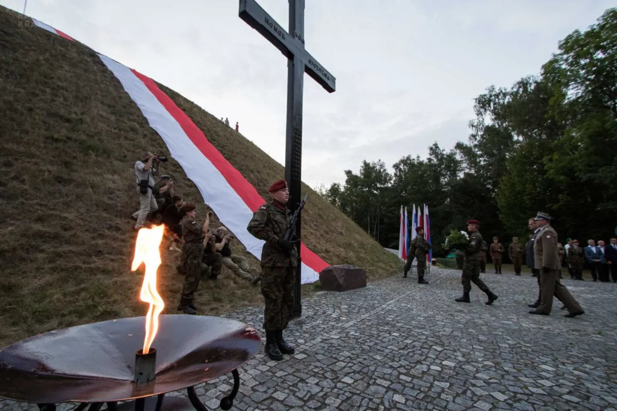 W Kopcu Piłsudskiego złożono ziemię z miejsc pochówku Polaków